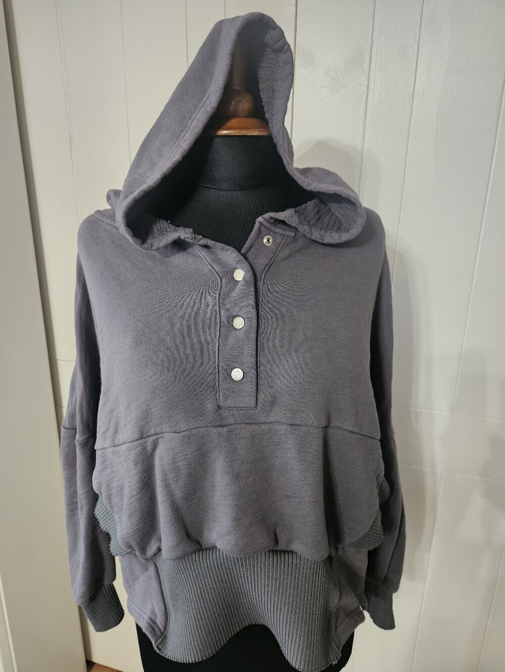 Relaxed Hooded Pullover Sweatshirt in Charcoal Gray